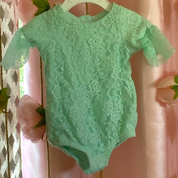 super cute lace dressy onesie 0-3M - Picture 2 of 4
